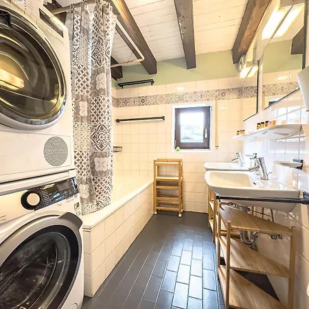 Lovely Three Bedroom Unit Apartament